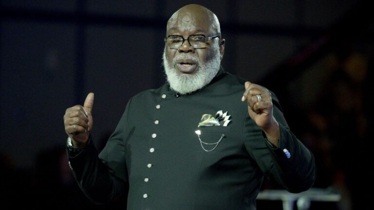 Bishop T.D. Jakes suffers medical incident mid-sermon