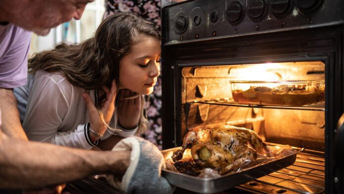 Turkey experts share Thanksgiving cooking tips for family meals