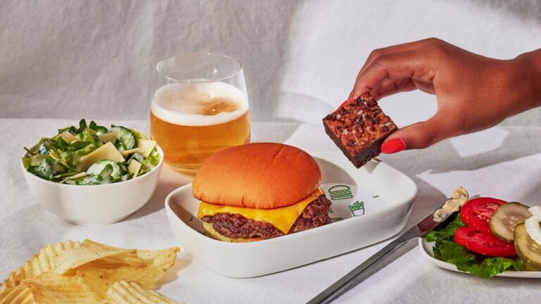 First-class Delta passenger tries newly-launched Shake Shack meal served on flight, social media users react